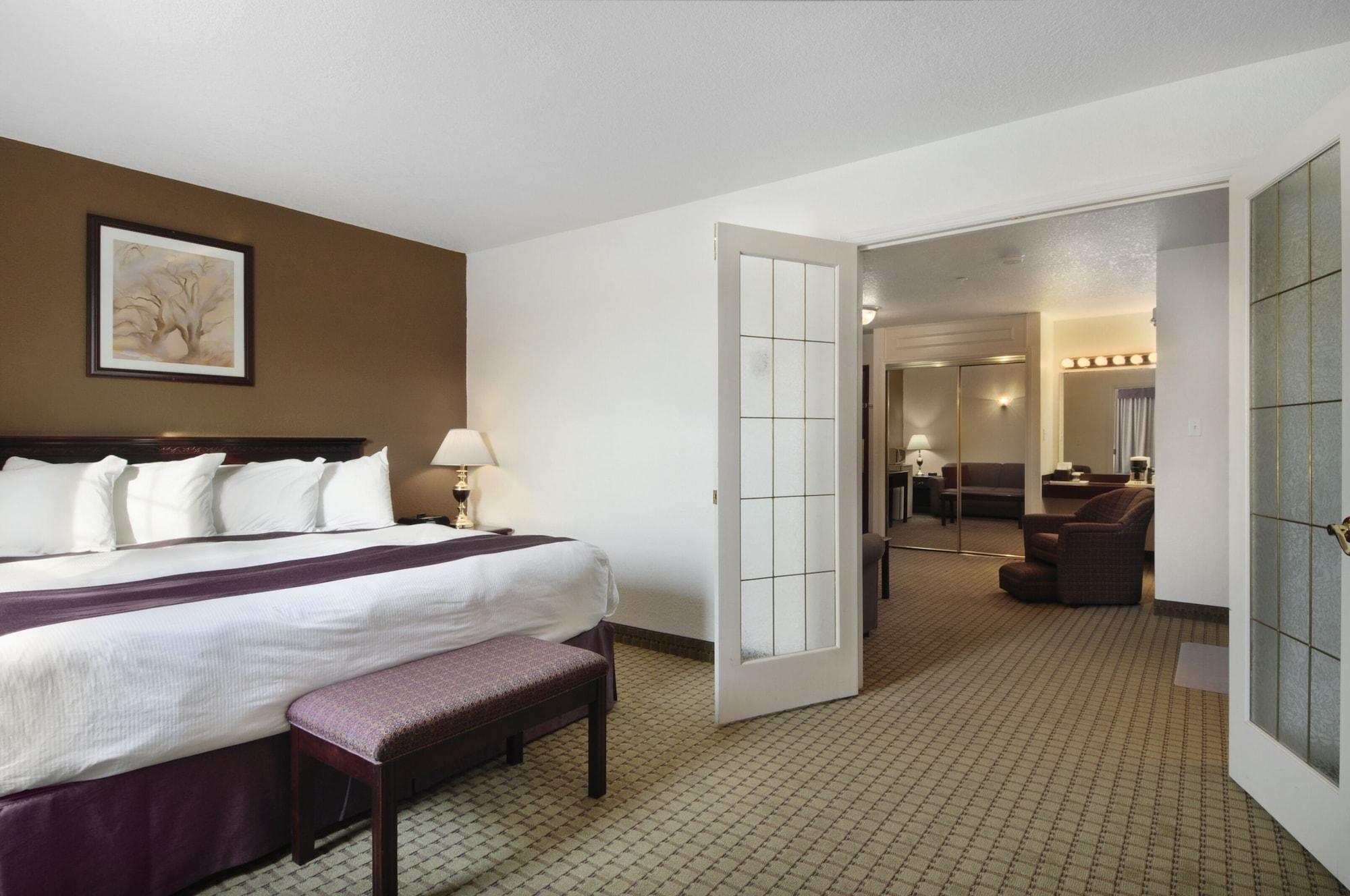 Ramada By Wyndham Red Deer Hotel & Suites Екстер'єр фото