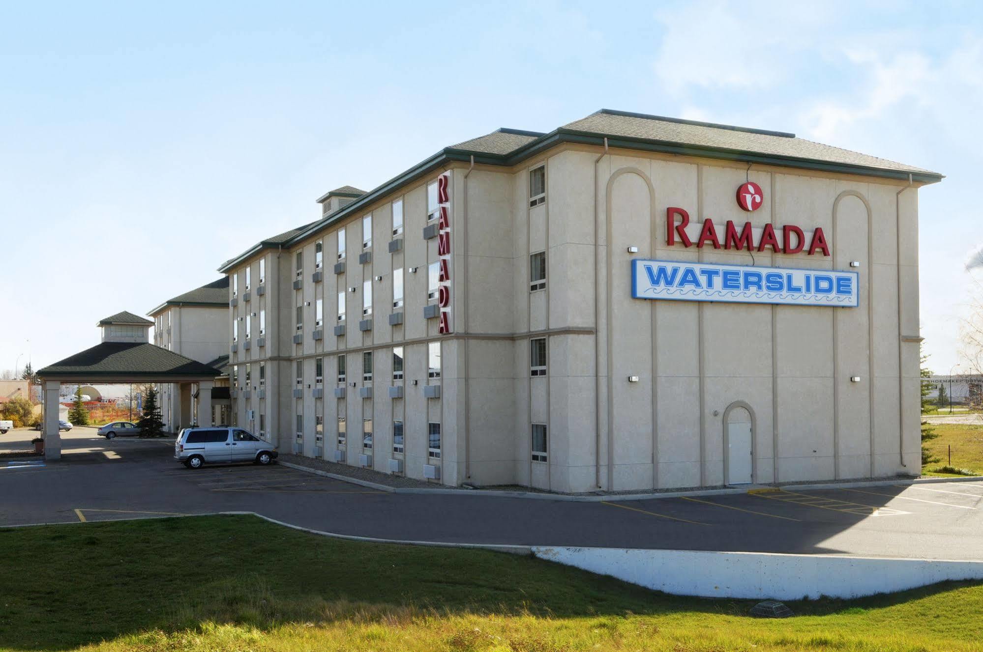 Ramada By Wyndham Red Deer Hotel & Suites Екстер'єр фото